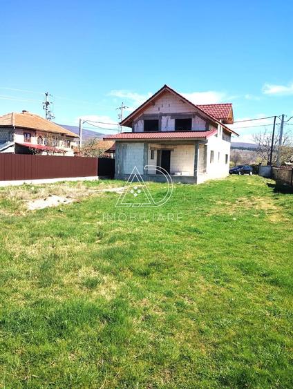 Casă individuală cu 4 camere cu Garaj în Radoși