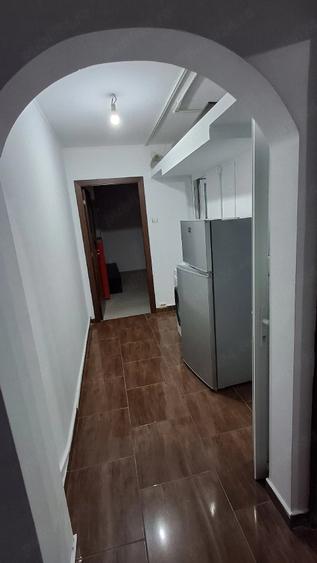 Apartament cu 3 camere semidecomandat în Micro 6