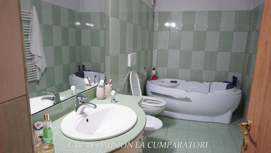 Duplex cu 7 camere cu Canalizare în 1 Mai