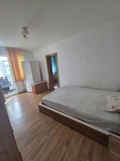 Apartament cu 3 camere semidecomandat în Tătărași