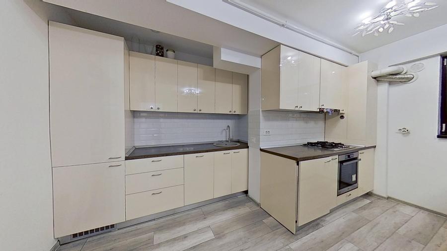 Apartament cu 3 camere semidecomandat în Dămăroaia