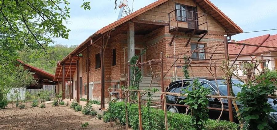 Casă cu 3 camere cu Teren 1800 Mp în Piscoiu