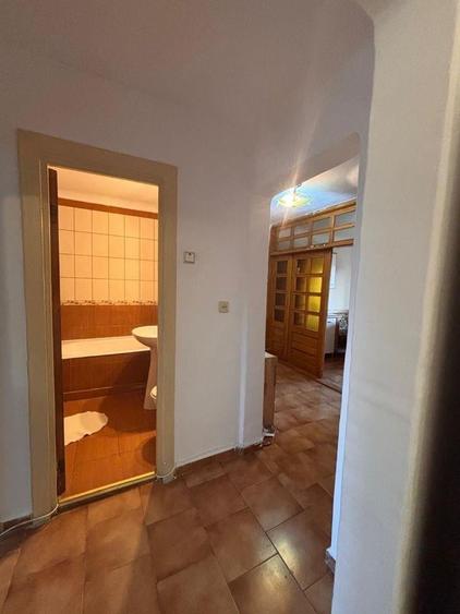 Apartament cu 5 camere decomandat, mobilat în Sărari