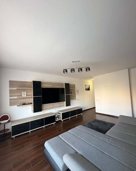 Apartament cu 3 camere semidecomandat în Berceni