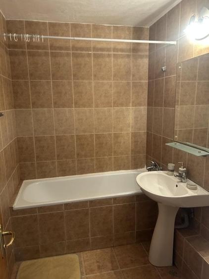 Apartament cu 4 camere decomandat, mobilat în Polonă