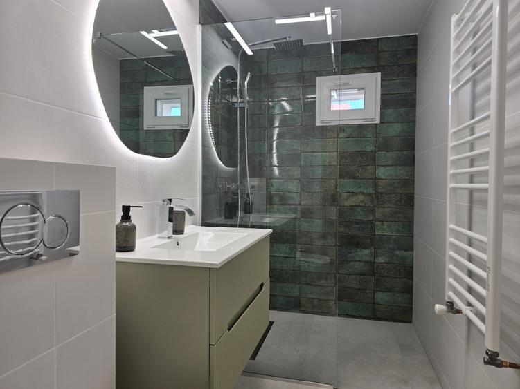 Apartament cu 4 camere decomandat în P-ța Alba Iulia