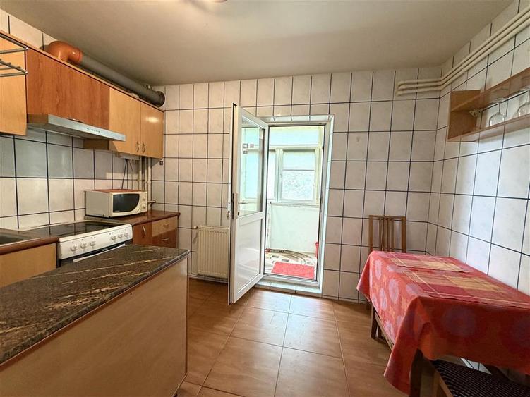 Apartament cu 3 camere decomandat în Nicolina