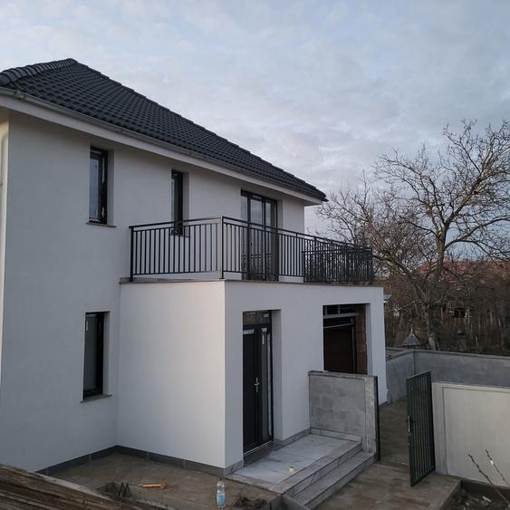 Casă cu 4 camere în Vladimirescu