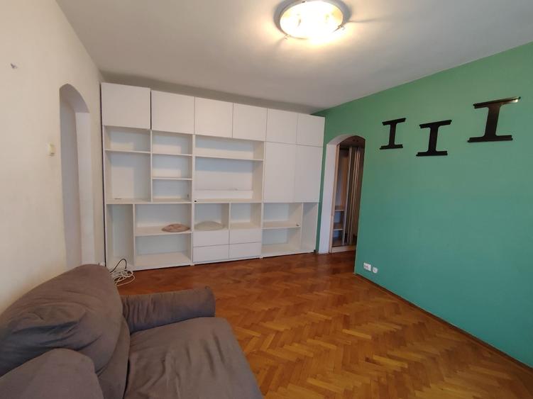 Apartament cu 3 camere semidecomandat în Bucureștii Noi