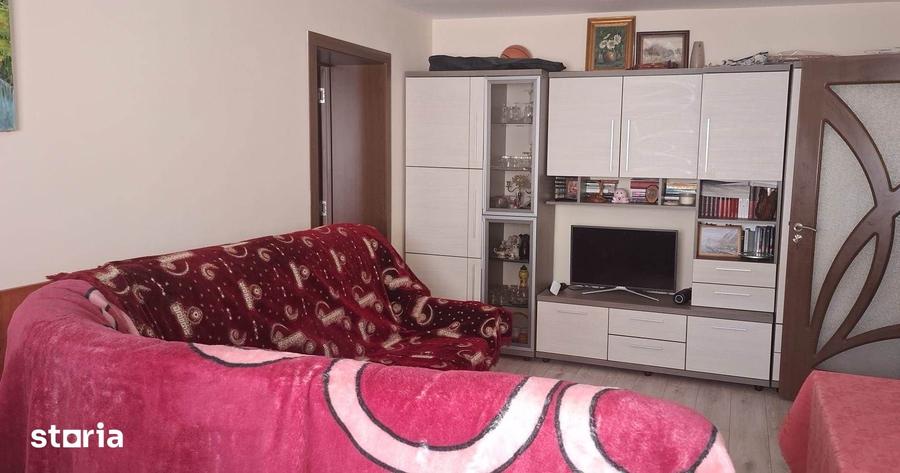 Apartament cu 3 camere decomandat în Dârste
