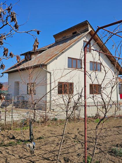 Casă cu 4 camere în Cândești
