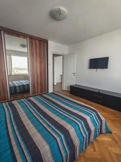 Apartament cu 3 camere semidecomandat în Calea Victoriei