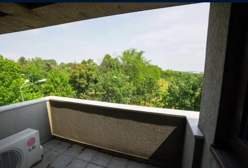 Apartament cu 3 camere semidecomandat în Băneasa