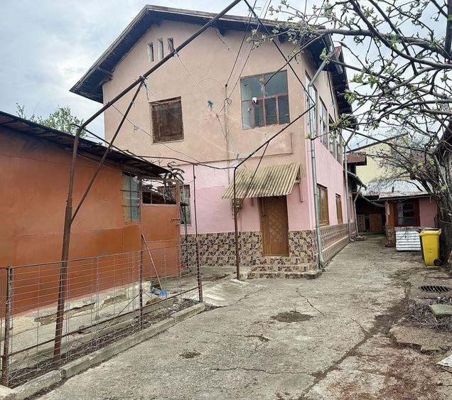 Casă cu 4 camere cu Teren 350 Mp în Central