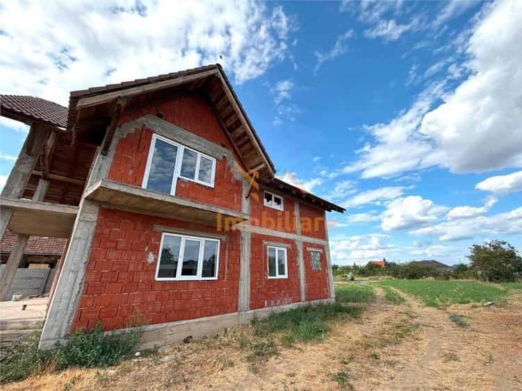 Casă cu 4 camere cu Teren 1439 Mp în Inand