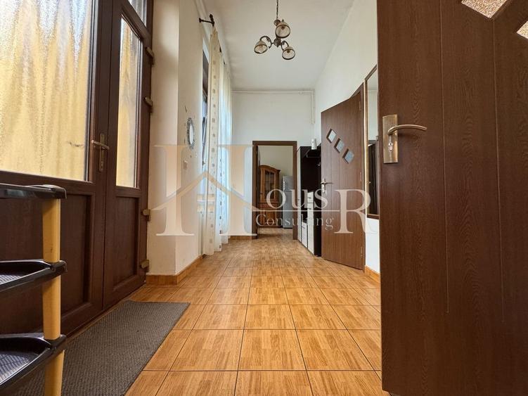 Apartament cu 3 camere semidecomandat, mobilat în Central