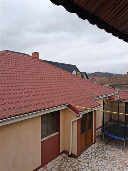 Casă individuală cu 7 camere cu Canalizare în Central