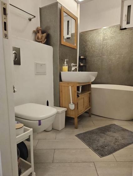 Apartament cu 3 camere semidecomandat în Faleza Nord