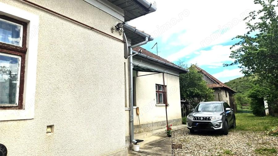 Casă cu 3 camere cu Teren 2568 Mp în Luna