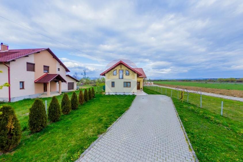 Casă individuală cu 4 camere cu Teren 2900 Mp în Colțirea