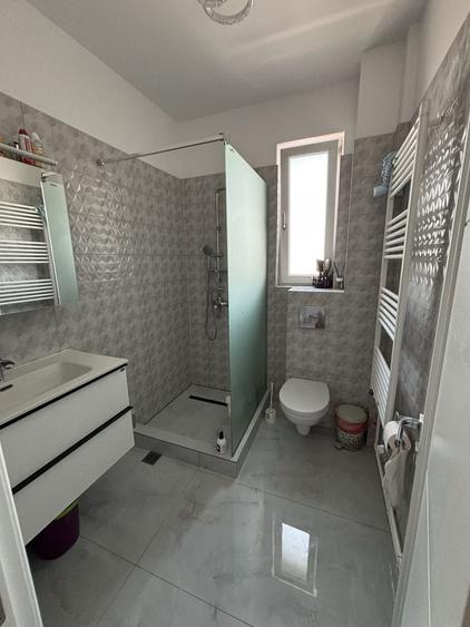 Apartament cu 3 camere decomandat în Micro 6