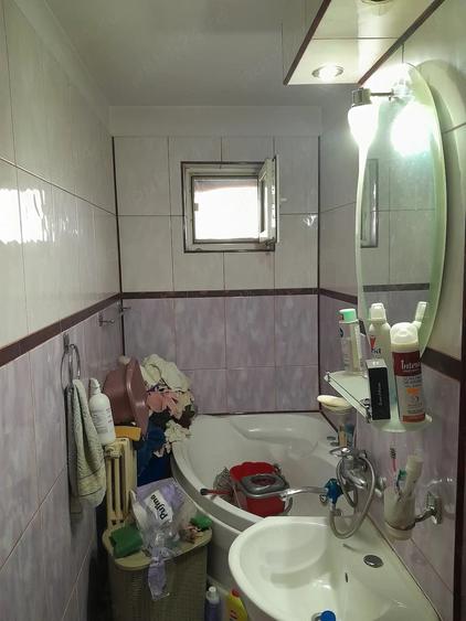 Apartament cu 2 camere semidecomandat în Craiovița Nouă