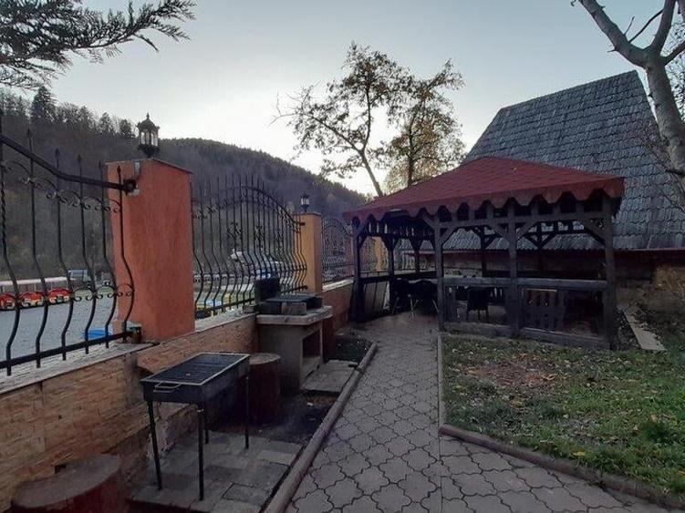 Casă individuală cu 17 camere cu Canalizare în Sud