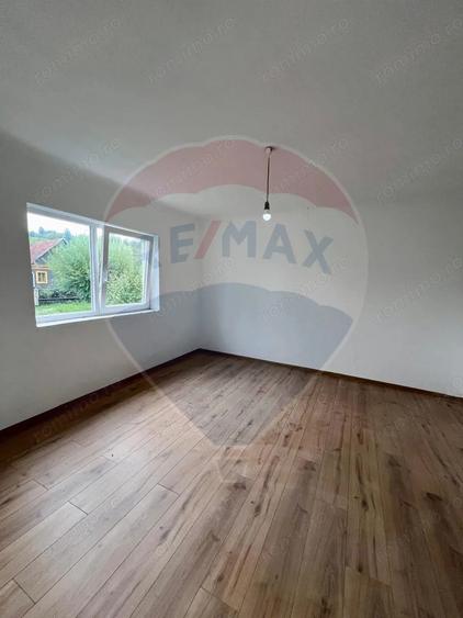 Casă cu 5 camere cu Teren 2000 Mp în Peștiș
