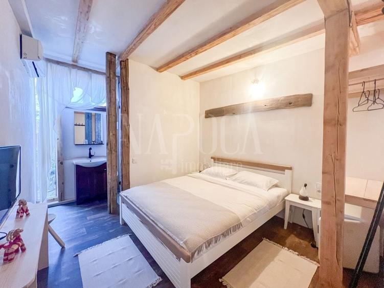 Casă individuală cu 8 camere cu Canalizare în Central