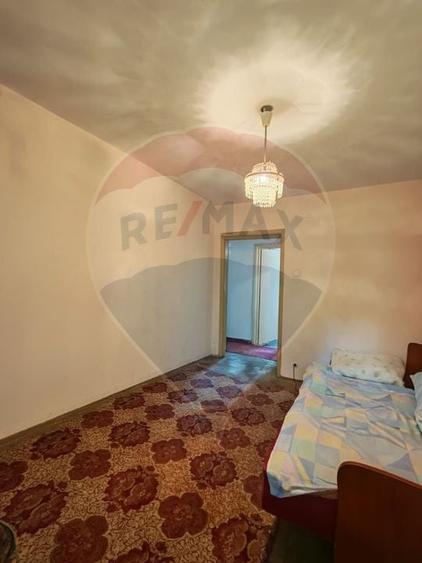 Apartament cu 4 camere semidecomandat în Central