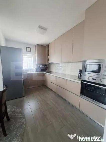 Apartament cu 3 camere decomandat în Tractorul