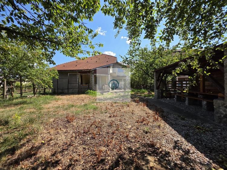 Casă cu 8 camere cu Canalizare în Central