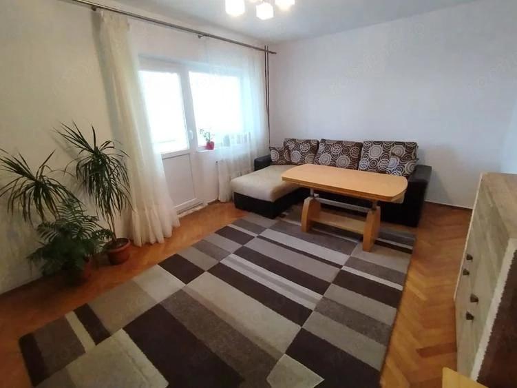 Apartament cu 3 camere decomandat în Girocului