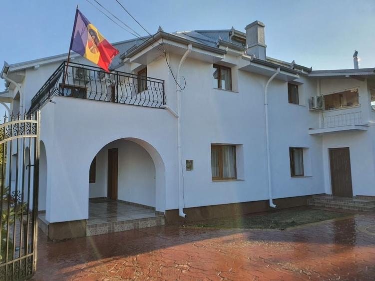 Casă cu 4 camere în Săbăreni