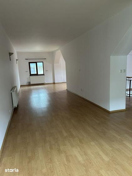 Casă cu 8 camere cu Teren 250 Mp în Tei