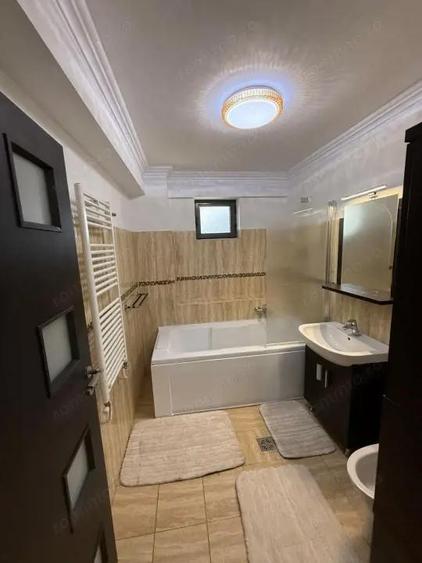Apartament cu 3 camere decomandat în 1 Mai