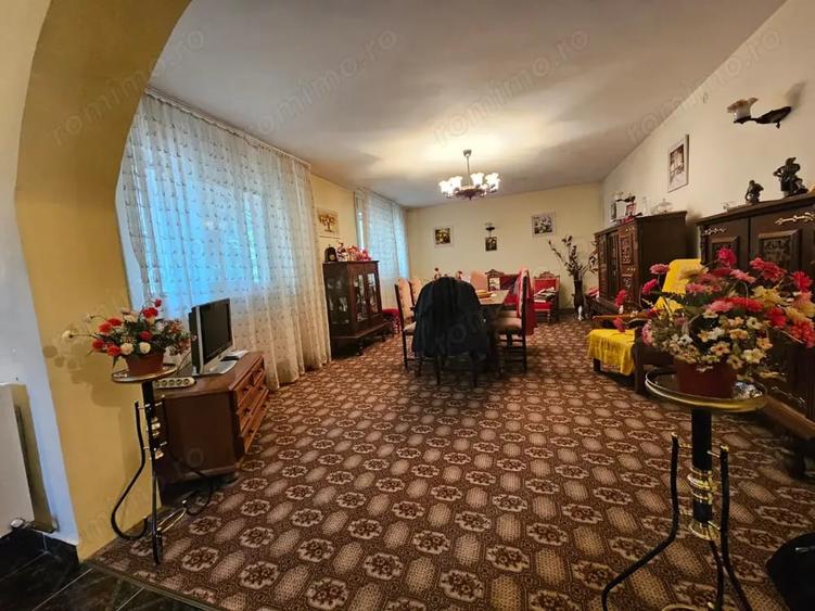 Casă cu 6 camere cu Teren 355 Mp în Central
