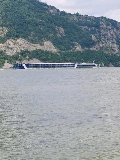Teren de 2020 mp, în Svinița