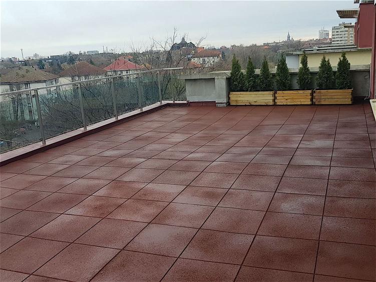 Apartament cu 3 camere decomandat, mobilat în Central
