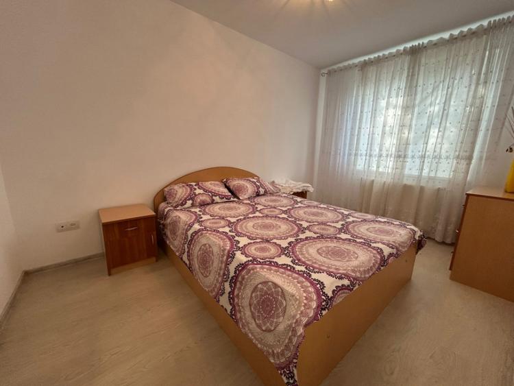 Apartament cu 3 camere semidecomandat, mobilat în Calea Galați
