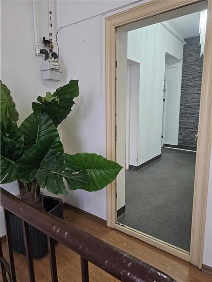 Casă individuală cu 20 camere cu Canalizare în Central