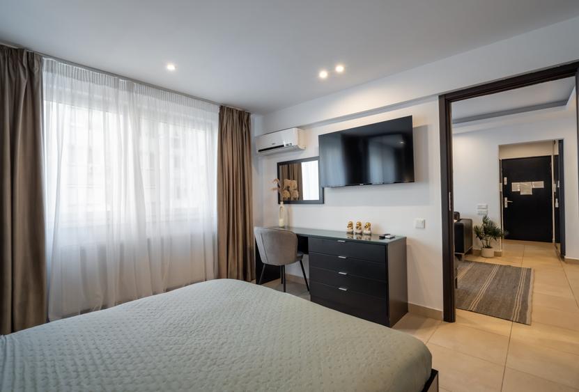 Apartament cu 3 camere semidecomandat în Universitate