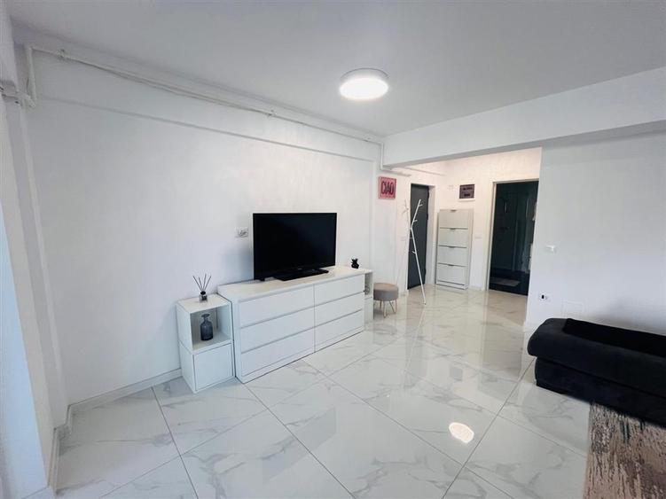 Apartament cu 2 camere semidecomandat, mobilat în Calea București
