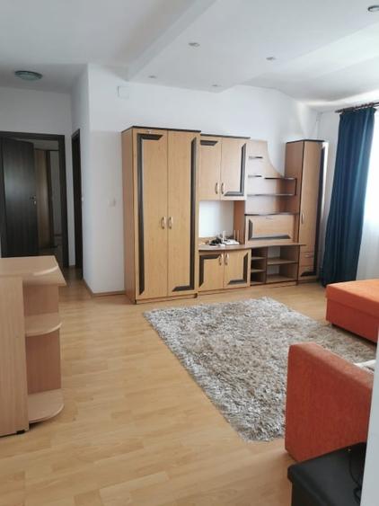 Apartament cu 3 camere semidecomandat, mobilat în Girocului