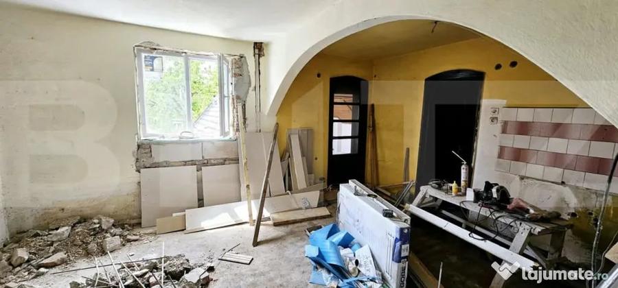 Casă cu 7 camere cu Teren 590 Mp în Semicentral