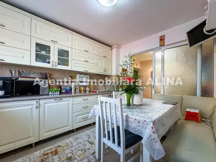 Apartament cu 3 camere decomandat în Astoria