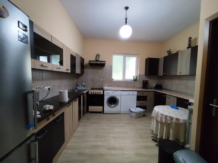 Casă individuală cu 10 camere cu Canalizare în Strungari