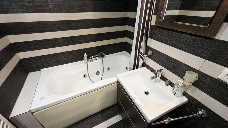 Apartament cu 3 camere decomandat, mobilat în Decebal