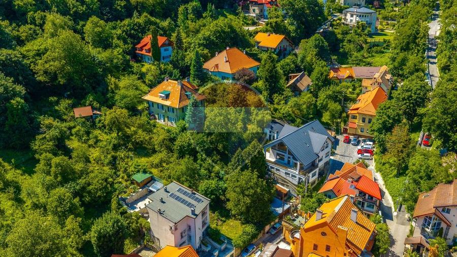 Casă individuală cu 24 camere cu Teren 3140 Mp în Schei