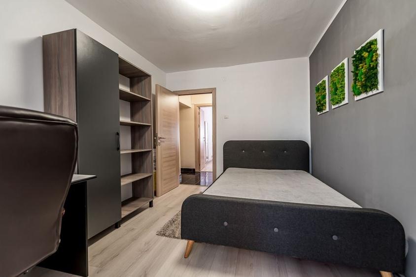 Apartament cu 5 camere decomandat în Central